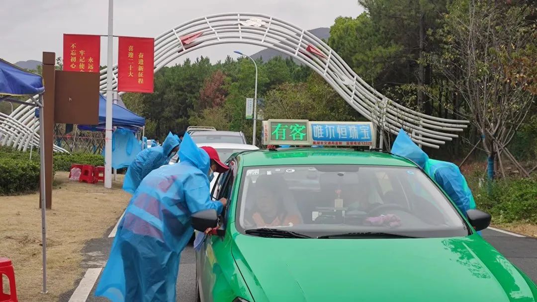 国庆我在岗 | 守护游客每一天，平安半汤不打烊！